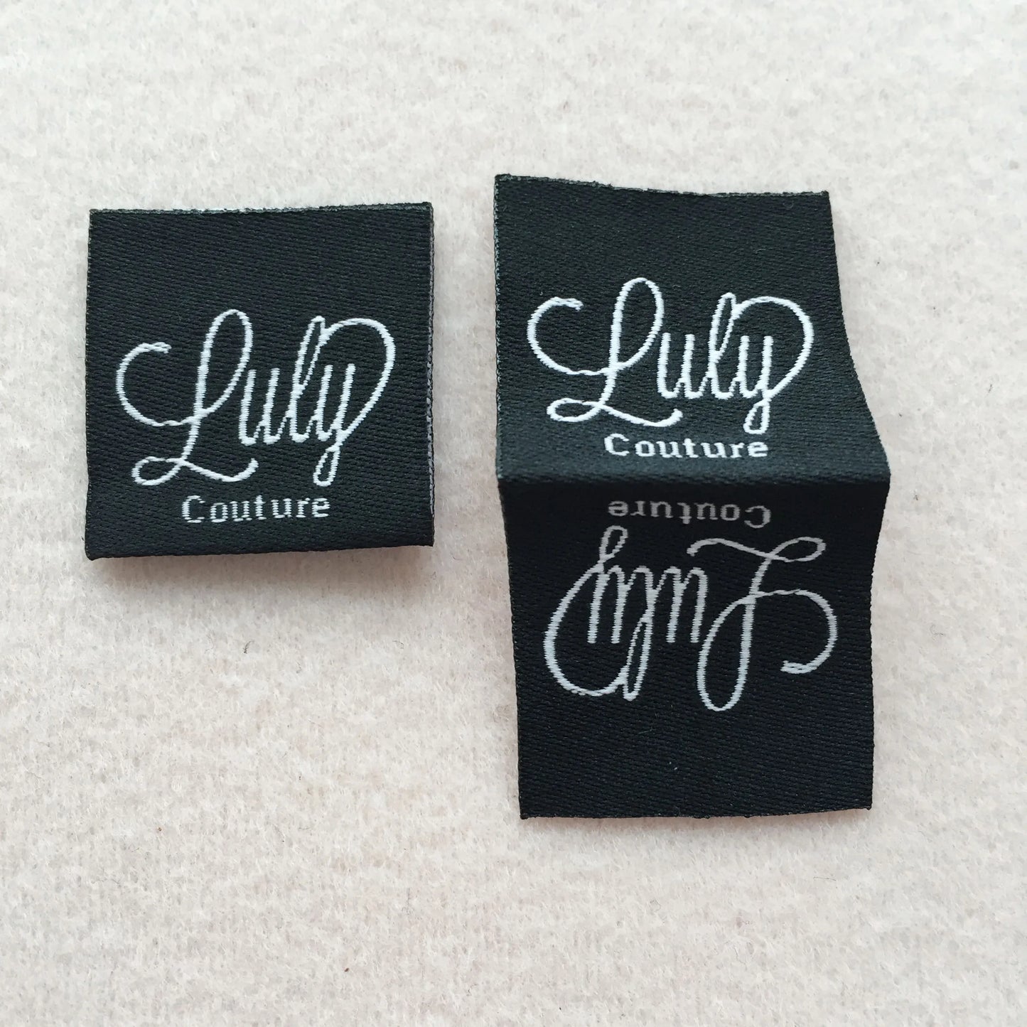 1000 unids/lote, marca personalizada, etiqueta tejida para ropa, etiqueta de tela para ropa con logotipo, pliegue final de 2x5cm/pliegue central de alta calidad